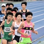 男子共通１５００メートル決勝　３分５８秒７３の自己新記録で優勝した大原の梅田大陸（手前）