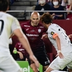 神戸-札幌　前半、ドリブルで攻める神戸のイニエスタ（撮影・中西幸大）