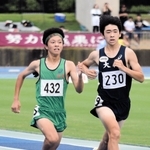 男子共通３０００メートル決勝　競り合いを制し優勝した香寺の中島丈瑠（４３２）