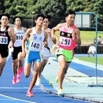 男子共通８００メートル決勝　１分５７秒６５で優勝した大原の梅田大陸（２９１）
