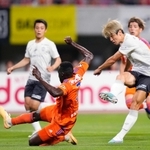 新潟－神戸　前半、先制ゴールを決める神戸・大迫（手前右）