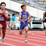 男子４００メートルリレーで力走する年綱晃広（中央）。同１００メートルでは２６年ぶりに兵庫高校新記録を樹立した