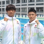 水泳の世界選手権に挑む玉井陸斗（右）と辻森魁人＝神戸市須磨区の須磨学園高