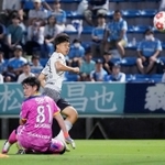 神戸－磐田　前半、チーム２点目のゴールを決める神戸・川崎。ＧＫ梶川