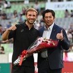 神戸を退団するサンペール（左）に花束を渡すプロ野球元阪神タイガースの岩田稔さん＝１６日午後、ノエビアスタジアム神戸（撮影・風斗雅博）