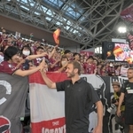 神戸の退団が決まり、試合前にサポーターらと別れのハイタッチをするサンペール（手前）＝１６日午後、ノエビアスタジアム神戸（撮影・風斗雅博）
