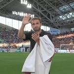 神戸退団が決まり、試合前にサポーターらの前であいさつするサンペール＝１６日午後、ノエビアスタジアム神戸（撮影・風斗雅博）