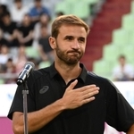 神戸退団が決まり、試合前にサポーターらの前であいさつするサンペール＝１６日午後、ノエビアスタジアム神戸（撮影・風斗雅博）