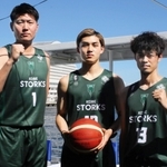 神戸ストークスとしての新しいユニホームをまとった（左から）中西良太、川島聖那、道原紀晃＝神戸市中央区