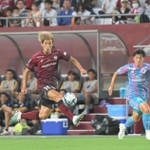 神戸-鳥栖　前半、味方のロングパスを巧みにトラップし攻め込む大迫＝ノエビアスタジアム神戸（撮影・風斗雅博）