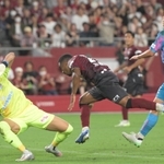 神戸-鳥栖　後半、相手ＧＫのはじいたボールをゴールに押し込む神戸のパトリッキ（中央）＝撮影・風斗雅博