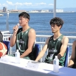 神戸ストークスのユニホーム姿で会見した（左から）森山知広監督、中西良太、道原紀晃、川島聖那＝神戸市中央区