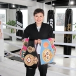 女子ミニマム級で世界３団体を制し、引退を決めた多田悦子。自身プロデュースのボクシングジムで笑顔を見せる＝神戸市中央区、ＬＯＶＥ　ＷＩＮ