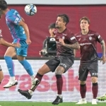 けが人が相次ぐ神戸の最終ラインで要となるトゥーレル（中央）＝16日、ノエビアスタジアム神戸 