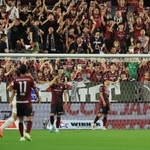 神戸-川崎　前半、先制を許し肩を落とす神戸の選手たち＝ノエビアスタジアム神戸（撮影・鈴木雅之）