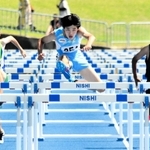 陸上男子共通四種競技で日本一を目指す緑が丘の長谷川蒼空（中央）＝加古川運動公園陸上競技場