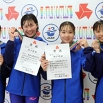 女子８００メートルリレー決勝で３位に入りメダルと賞状を手にする神戸野田の選手たち