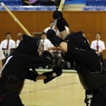 剣道女子個人決勝　攻め立てる高砂の広末灯（右）＝兵庫県立武道館