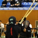 剣道男子団体決勝・御殿山-加古川　攻め立てる加古川の副将園田（右）＝兵庫県立武道館