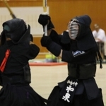 剣道男子団体決勝・御殿山-加古川　攻め立てる加古川の大将和泉（右）＝兵庫県立武道館