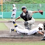 軟式野球決勝・長峰－大津　本塁を狙う走者を仕留めて併殺とし、優勝を決めた大津の捕手紺野＝豊岡こうのとり