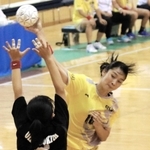 ハンドボール女子決勝・望海－大久保北　後半、シュートを放つ望海の久保＝加古川市立総合体育館