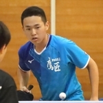 卓球男子団体決勝・鷹匠-魚住　安定したプレーを見せた鷹匠の若槻＝加古川市立日岡山体育館