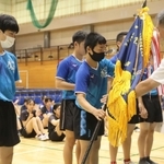 卓球男子団体で初優勝し、表彰を受ける鷹匠の選手たち＝加古川市立日岡山体育館