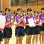 卓球女子団体で初優勝した神戸山手の選手たち＝加古川市立日岡山体育館