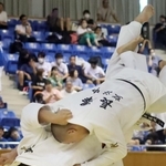 柔道男子団体決勝・小野-望海　内股を仕掛ける小野の副将高橋（下）＝兵庫県立武道館