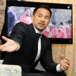 兵庫県の斎藤元彦知事を訪ね、自身が理事を務める法人の活動を報告する岡崎慎司＝６月、兵庫県庁