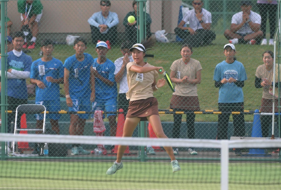 全国高校総体＞1年生稲場が土壇場で逆転勝ち テニス女子団体