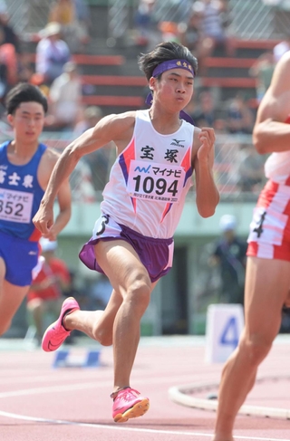 陸上男子４００メートル準決勝　７位で決勝進出を逃した宝塚の小幡丈士（中央）＝札幌厚別公園競技場（撮影・風斗雅博）