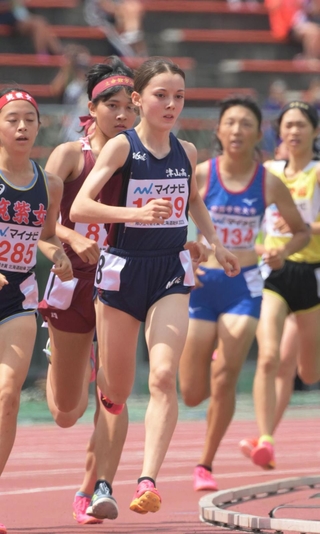 陸上女子１５００メートル予選４組　４分２０秒５３の全体２位で決勝進出を決めたドルーリー朱瑛里（中央）＝撮影・風斗雅博