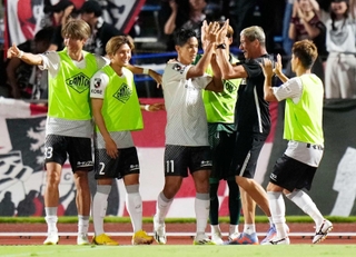 甲府－神戸　後半、勝ち越しゴールを決め喜ぶ神戸・武藤（中央）