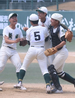 報徳-神港学園　優勝を決め、歓喜の輪をつくる報徳ナイン