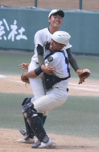 報徳-神港学園　最終打者を三振に打ち取って優勝を決め、マウンドで抱き合う報徳バッテリー＝三田市神姫バスキッピー