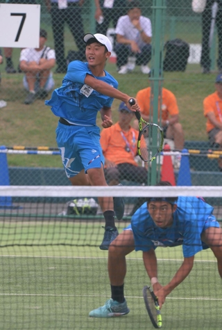 テニス男子団体決勝　ダブルスで打ち合う相生学院の前田透空（奥）。手前は若松泰地＝苫小牧市緑ケ丘公園庭球場（撮影・風斗雅博）
