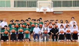 神戸ストークスのロゴ入りボールを手にするバスケットボール部員たち＝夢野台高校