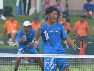 テニス男子団体決勝　ダブルスで得点を決めガッツポーズする若松泰地（手前）と前田透空（奥）＝苫小牧市緑ケ丘公園庭球場（撮影・風斗雅博）
