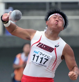 陸上男子砲丸投げ決勝　１６メートル２７の投てきを見せる社の須田旺来＝札幌厚別公園競技場（撮影・風斗雅博）