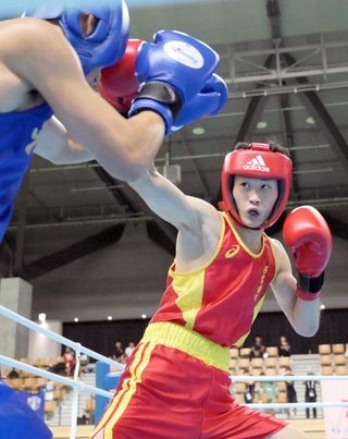 ボクシングバンタム級決勝　鋭いパンチを繰り出す西宮香風の熊本風真（奥）＝北ガスアリーナ札幌４６（撮影・風斗雅博）