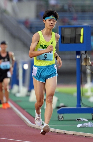 陸上男子５０００メートル競歩決勝　２０分６秒５８の大会新記録で優勝した川西緑台・逢坂草太朗＝札幌厚別公園競技場（撮影・風斗雅博）