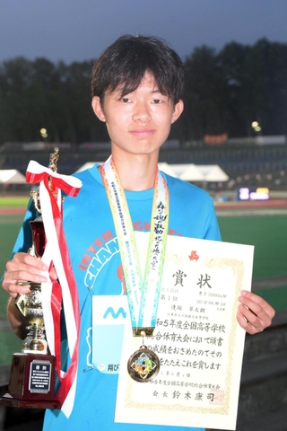 陸上男子５０００メートル競歩決勝で２０分６秒５８の大会新記録で優勝した川西緑台・逢坂草太朗＝札幌厚別公園競技場（撮影・風斗雅博）