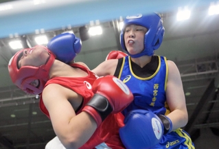 エキシビションのボクシング女子ライト級決勝で力強いパンチを繰り出す西宮香風の岡山さくら（右）＝北ガスアリーナ札幌４６（撮影・風斗雅博）