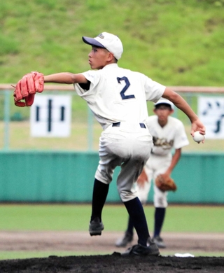 兵庫県中学総体軟式野球で優勝に貢献した大津の紺野。正捕手で投手も兼任する＝豊岡こうのとりスタジアム