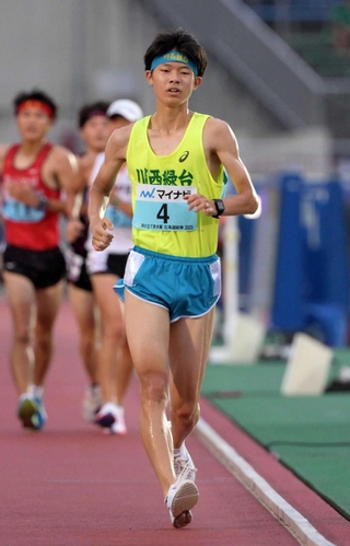 陸上男子５０００メートル競歩決勝　２０分６秒５８の大会新記録で優勝した川西緑台・逢坂草太朗＝札幌厚別公園競技場（撮影・風斗雅博）