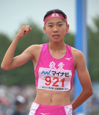 陸上女子８００メートルで優勝し、ガッツポーズで喜ぶ東大阪大敬愛の久保凜＝札幌厚別公園競技場（撮影・風斗雅博）