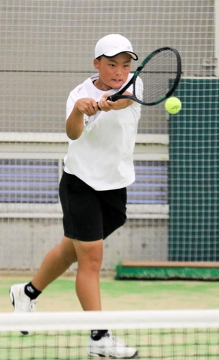 テニス女子シングルス決勝　病を乗り越えて近畿２位まで躍進した陵南の上田＝和歌山市立つつじが丘テニスコート
