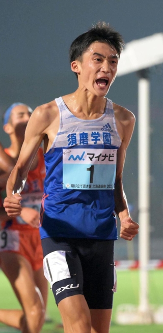 陸上男子５０００メートル決勝　ラストの直線で力強い走りを見せ、日本人トップの５位となった須磨学園の折田壮太（１）＝札幌厚別公園競技場（撮影・風斗雅博）